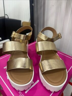 NWOT Soda Gold Metallic Platform Sandals Size 9